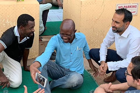 السفير البريطاني في السودان يقيم إفطارًا على الرصيف ويؤم ضيوفه في صلاة المغرب