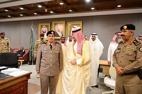 بالصور.. أمير عسير يقلد عددًا من الضباط رتبهم الجديدة