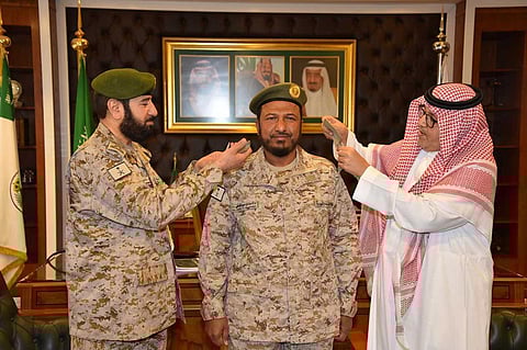 ‪   تقليد مدير مستشفى القوات المسلحة بجازان رتبة لواء