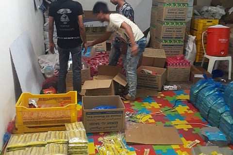 بالصور.. ضبط استراحة حُوِّلت لمعملٍ تديره عمالة مخالفة لتجميع المساويك بمكة