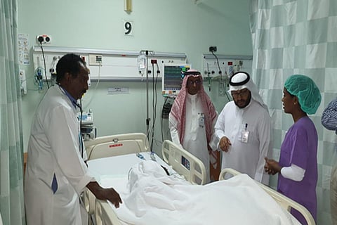 التويجري يزور مصابي حادث الحافلة بمستشفى القويعية العام