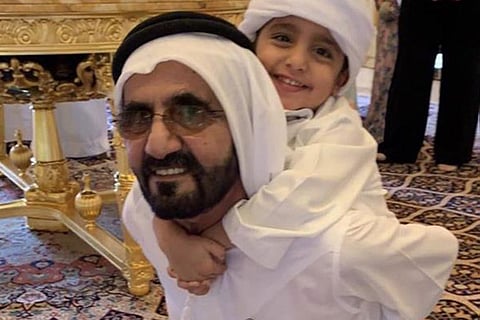 وسط أحفاده.. الشيح محمد بن راشد يحتفل بالعيد على طريقته