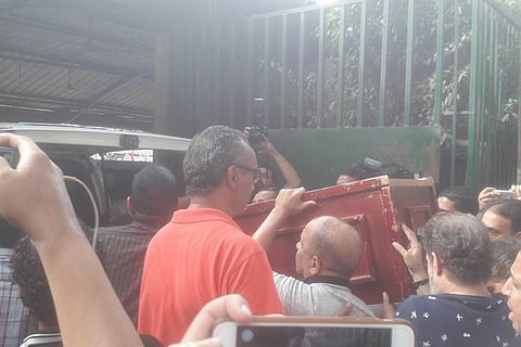 صور تسجل تشييع جثمان الفنان الكوميدي محمد نجم من مسجد مصطفى محمود