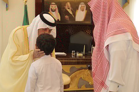 أمير مكة يستقبل والد ضحايا حريق بطحاء قريش