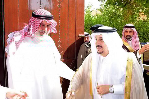 بالصور.. أمير الرياض يؤدي صلاة الميت على الأمير محمد بن متعب بن عبدالله