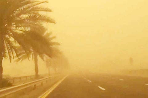 «الأرصاد» تُنبِّه إلى رياح ترابية ورؤية متدنية في مكة المكرمة