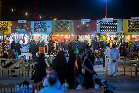 بالصور.. سوق خان الخليلي يجذب زوار مهرجان صيف بريدة بالفنون الاستعراضية