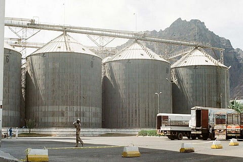 جريمة جديدة للحوثيين.. قصفوا مطاحن البحر الأحمر لتجويع أهل الحديدة