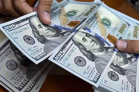 الدولار يتراجع لثالث جلسة على التوالي