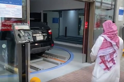 بالفيديو.. مواقف المعلاة الذكية 13 طابقًا و10 منافذ