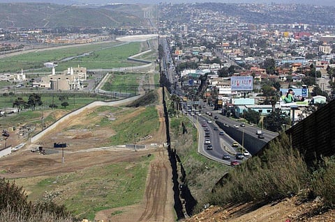 المحكمة العليا تسمح لترامب ببناء سياج حدودي بطول 100 ميل على حدود المكسيك