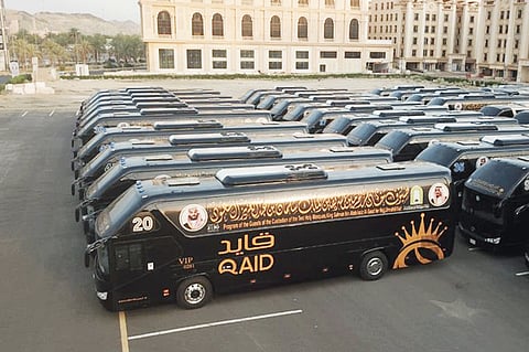 مئات الحافلات الحديثة تستقبل ضيوف برنامج خادم الحرمين