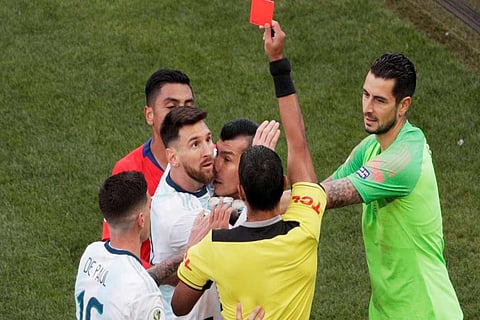 «كونميبول» يتفادى الصدام مع الأرجنتين ويكتفي بإيقاف ميسي شكليًا