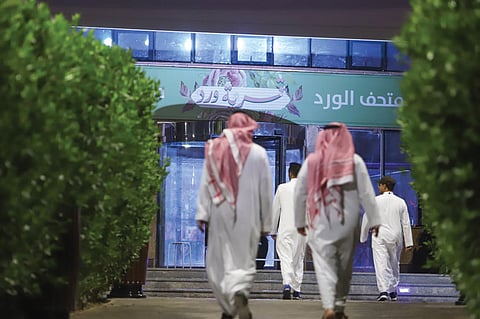 بالصور.. ورش العطور وعيش الأدرينالين تبهر زوار «قرية ورد»