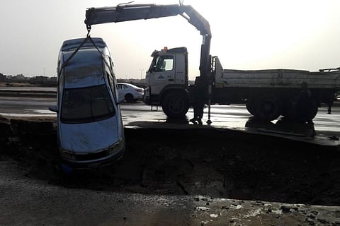 بالصور ..أمطار جازان تحاصر المنازل ورافعات تنتشل السيارات العالقة