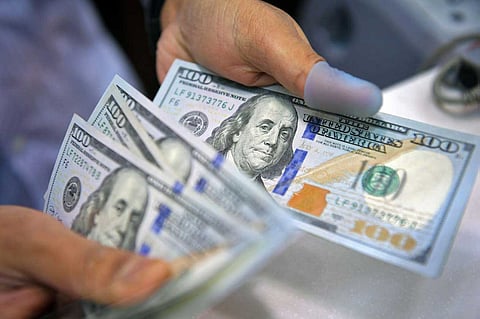 3 أسباب وراء تراجع الدولار أمام سلة عملات رئيسية