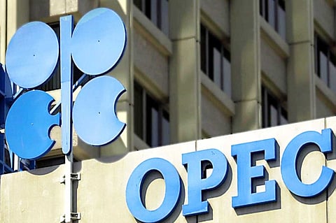 توقعات حول «تخفيضات أوبك» تصعد بأسعار النفط.. وبرنت يتجاوز 57 دولارًا