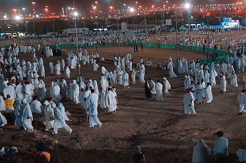حجَّاج بيت الله يتوافدون إلى مشعر عرفة لأداء ركن الحج الأعظم