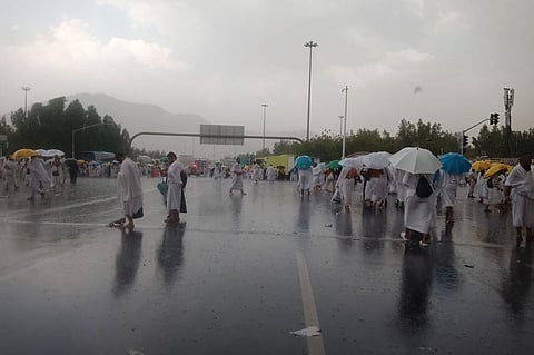 «الدفاع المدني» يدعو لأخذ الحيطة والحذر بالمشاعر المقدسة بسبب الأمطار الغزيرة