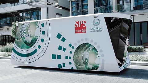 حدث في الشارقة.. أسرة تترك طفلها بسيارة مغلقة وتنساه