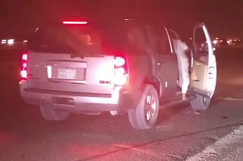 بالفيديو.. إنقاذ سيارة عائلة علقت في «رمال الفرسان» بالشرقية