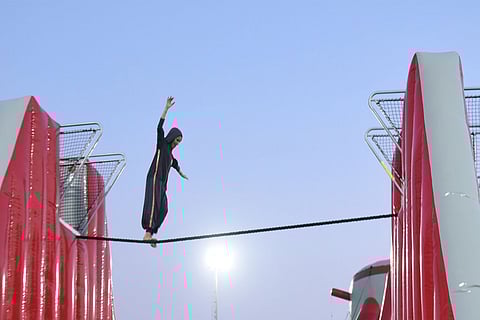 بالصور.. «موسم الطائف» ينجح في جذب الفتيات السعوديات نحو ألعاب المغامرة والأكشن