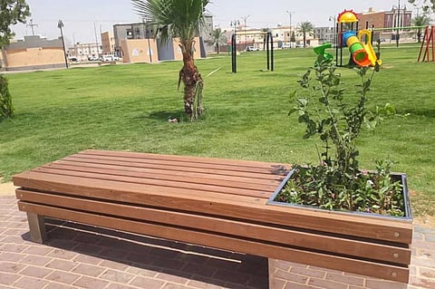 بالصور.. الجوف تحارب تشوُّه الحدائق بـ«مقاعد مميزة»