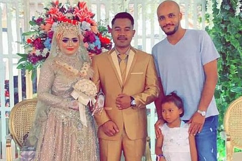 سعودي يشارك عاملة إندونيسية فرحتها بحضور مراسم حفل زفاف ابنتها