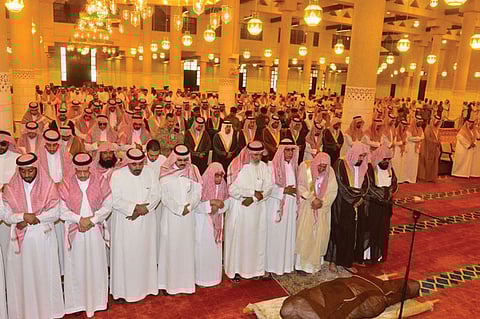 أمير الرياض يؤدي صلاة الميت على الأمير فيصل بن فهد بن مشاري