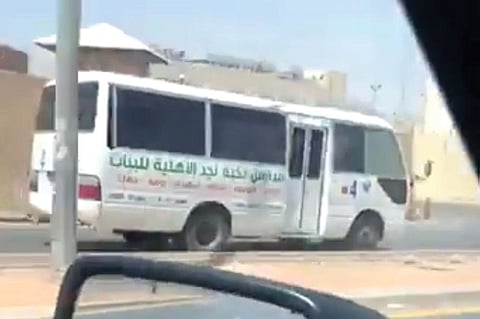 مرور الرياض يُطيح بقائد حافلة مدرسية عرَّض حياة الطالبات للخطر