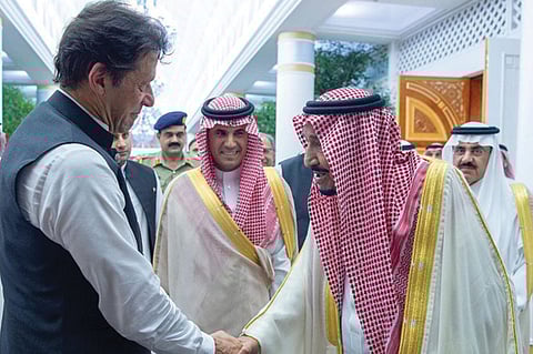 رئيس وزراء باكستان يغادر المدينة المنورة بعد زيارة المسجد النبوي