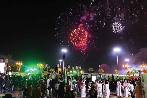 بالصور.. الألعاب النارية تُنير سماء تبوك احتفاءً باليوم الوطني 89