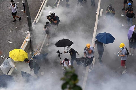 متظاهرو هونج كونج يخططون لموجة احتجاجات جديدة.. والحكومة تتخذ إجراءات فورية