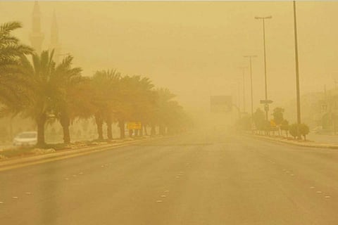 سماء غائمة ورطوبة مرتفعة وسحب رعدية ممطرة على مناطق عدة بالمملكة.. الإثنين