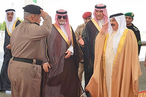 بالصور.. الملك حمد بن عيسى يصل إلى جدة
