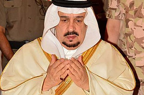 أمير الرياض يؤدي صلاة الميت على والدة الأميرة فاطمة بنت مساعد