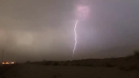 «الأرصاد»: 5 مناطق تتأثر بالأمطار ورياح تحدّ من الرؤية