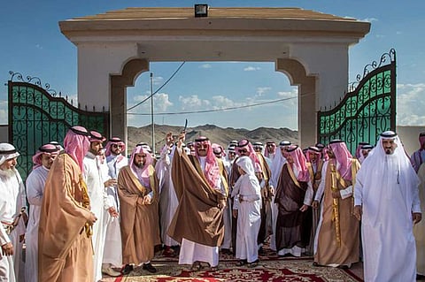 بالصور.. أمير عسير ينهي خلافًا بين أسرتين دام 20 عامًا