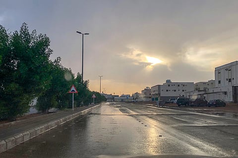 الأرصاد تنبه من أمطار رعدية وأتربة بالمدينة وجريان سيول بجازان