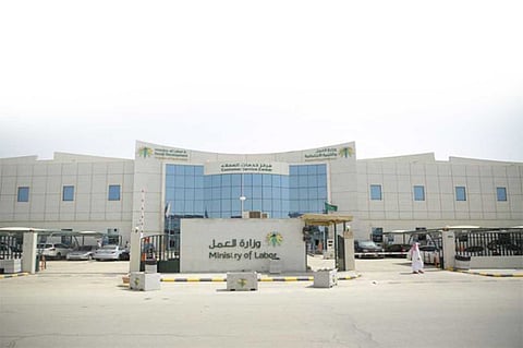العمل توضح موقف العامل الوافد حال عدم تجديد منشأته لإقامته