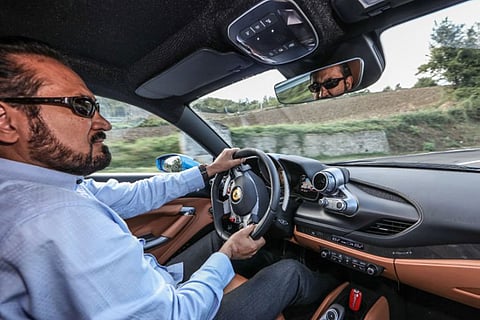 بالفيديو.. تجربة فيراري F8 تريبوتو مع «بكر أزهر»