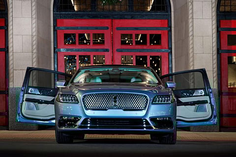 بعد نجاحها الباهر.. لينكولن كونتيننتال Coach Door ذات أبواب عكسية تعود إلى الأسواق