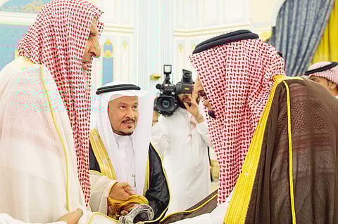 بالصور.. خادم الحرمين يستقبل المفتي وأمراء وعلماء قدموا للسلام عليه