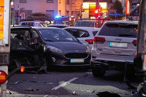 إصابة 17 شخصًا جراء مداهمة شاحنة لعدة سيارات في ألمانيا