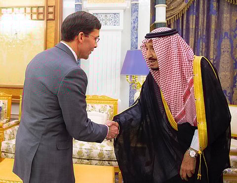 بالصور.. الملك يبحث قضايا أمنية ودفاعية مع وزير الدفاع الأمريكي