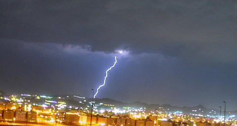 أمطار رعدية على بعض مناطق المملكة.. الجمعة