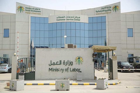 العمل توضِّح موقف منشآت «النطاق الأصفر» من ترخيص العمالة