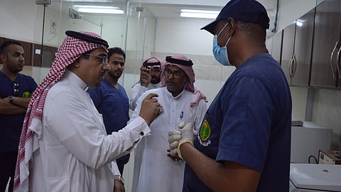 بالصور.. آل عطيف يتفقد المحجر النباتي والحيواني بميناء جازان