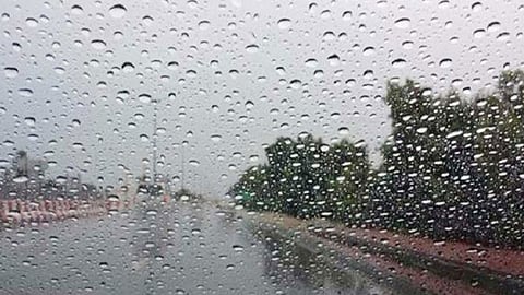 الحربي يتوقع حالة ماطرة ويطالب بعدم المجازفة بعبور مجاري السيول