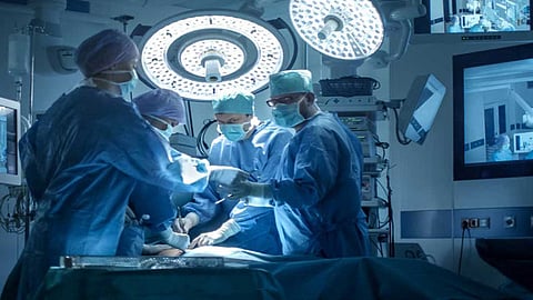فريق طبي يُنهي معاناة طفل «العظم الزجاجي» من كسر بالفخذ في القريات